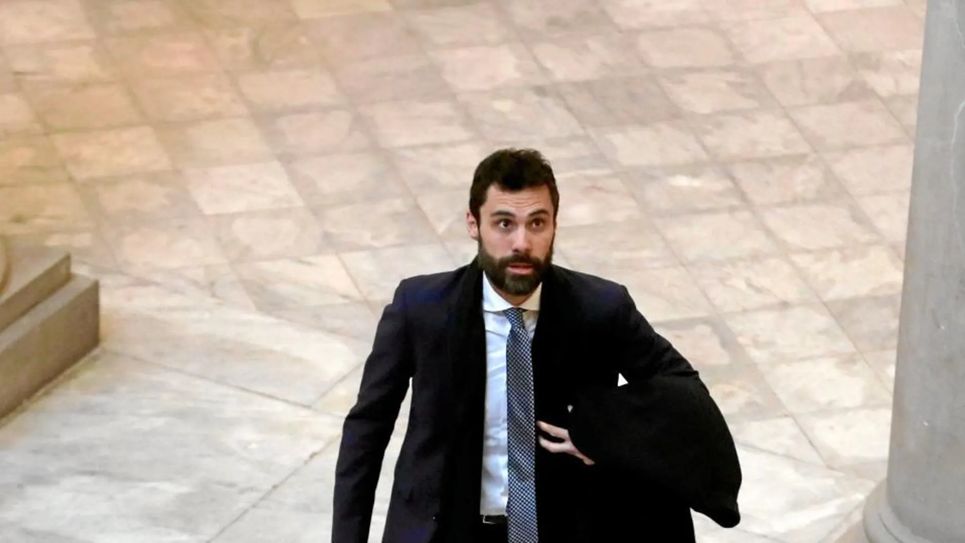 El presidente de la Cámara catalana, Roger Torrent, ayer a su salida del Parlament donde lleva semanas negociando con sus socios las diferentes fórmulas de investidura