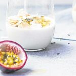 El kéfir es una bebida láctea probiótica fermentada elaborada mediante la infusión de leche de vaca o de cabra con granos de kéfir que contienen levadura y bacterias del ácido láctico