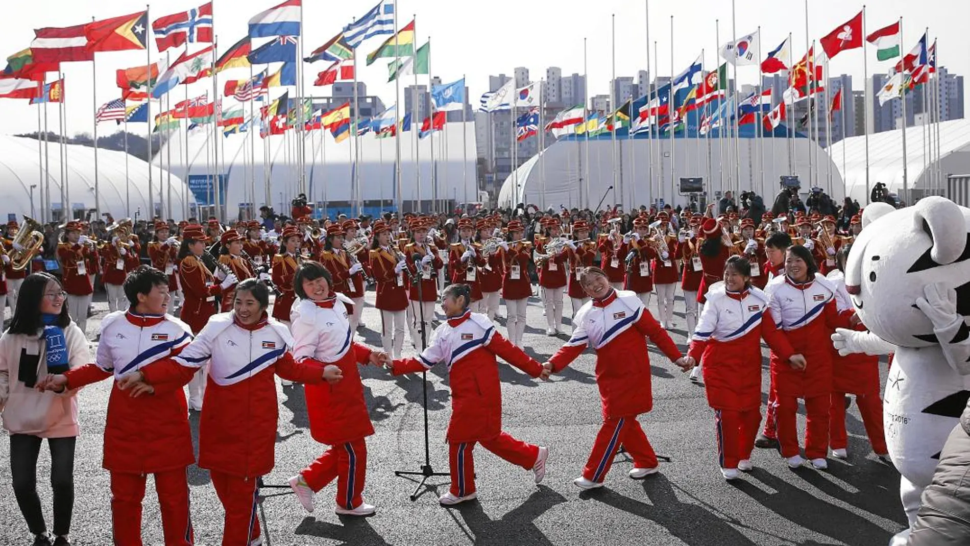 El equipo de deportistas norcoreanos y las animadoras del país participan en la ceremonia de bienvenida en Pyeongchang