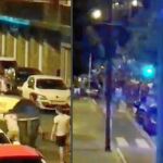 En las imágenes se ve cómo los jóvenes persiguen los coches policiales y vuelcan los contenedores en la madrugada del martes en Algorta