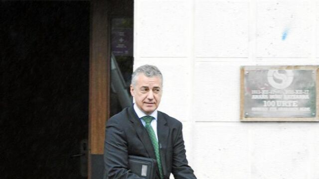 El lehendakari Íñigo Urkullu salía el jueves de la sede del PNV en Vitoria tras la reunión de su Ejecutiva en la que decidieron el voto afirmativo a la moción de censura de Pedro Sánchez contra Mariano Rajoy/ Efe