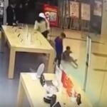 Una puerta de cristal de una tienda Apple se rompe y hiere a un niño en la cara