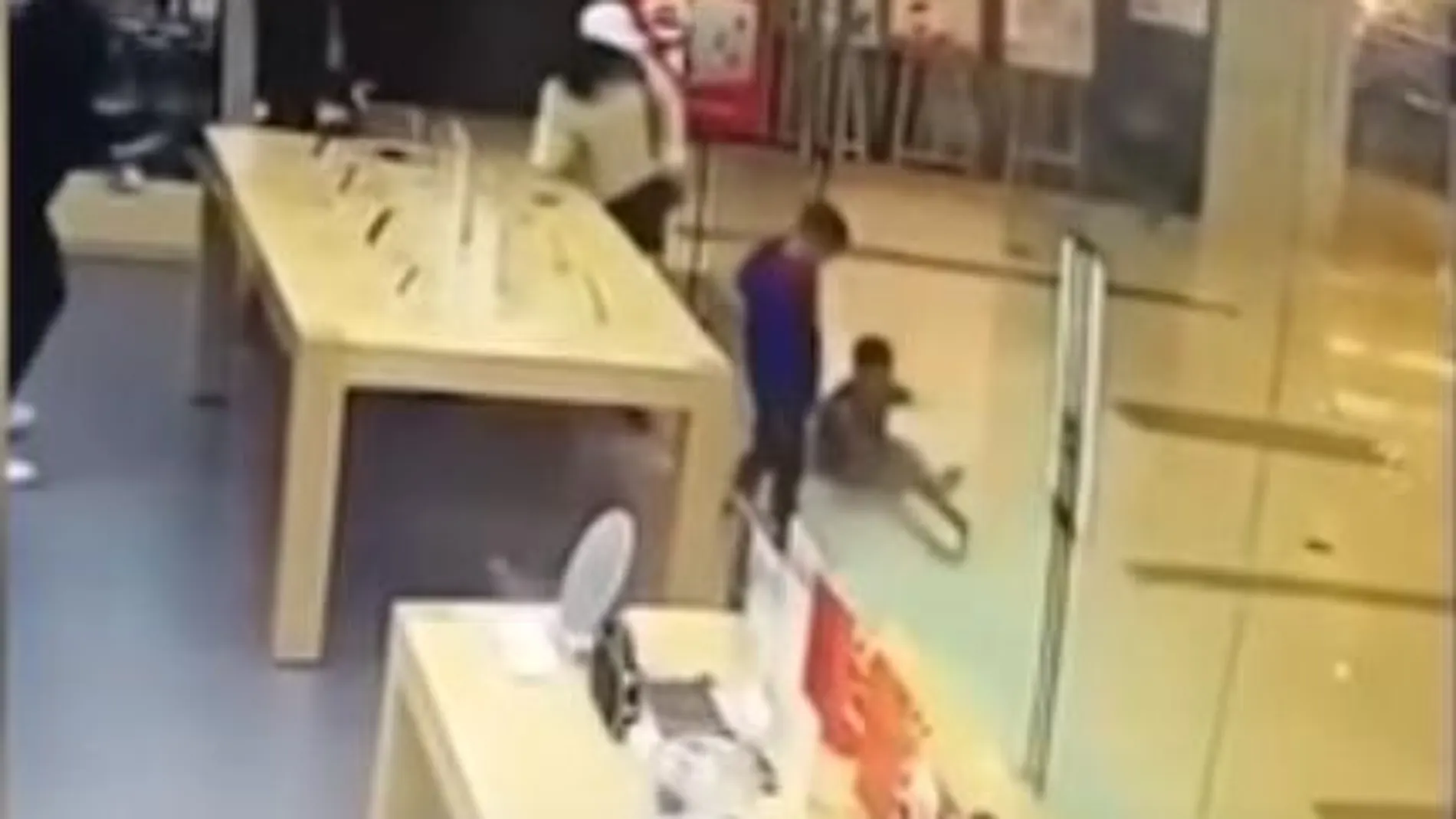 Una puerta de cristal de una tienda Apple se rompe y hiere a un niño en la cara
