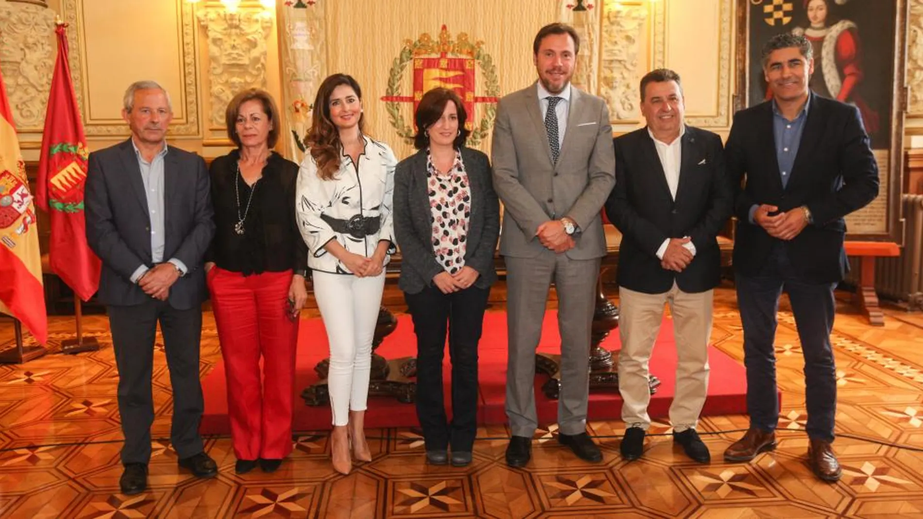 El alcalde de Valladolid, Óscar Puente, la concejala María Sánchez, y los representantes de los ayuntamientos de Simancas, Arroyo, Zaratán y Laguna de Duero, firman el «Convenio del Agua»