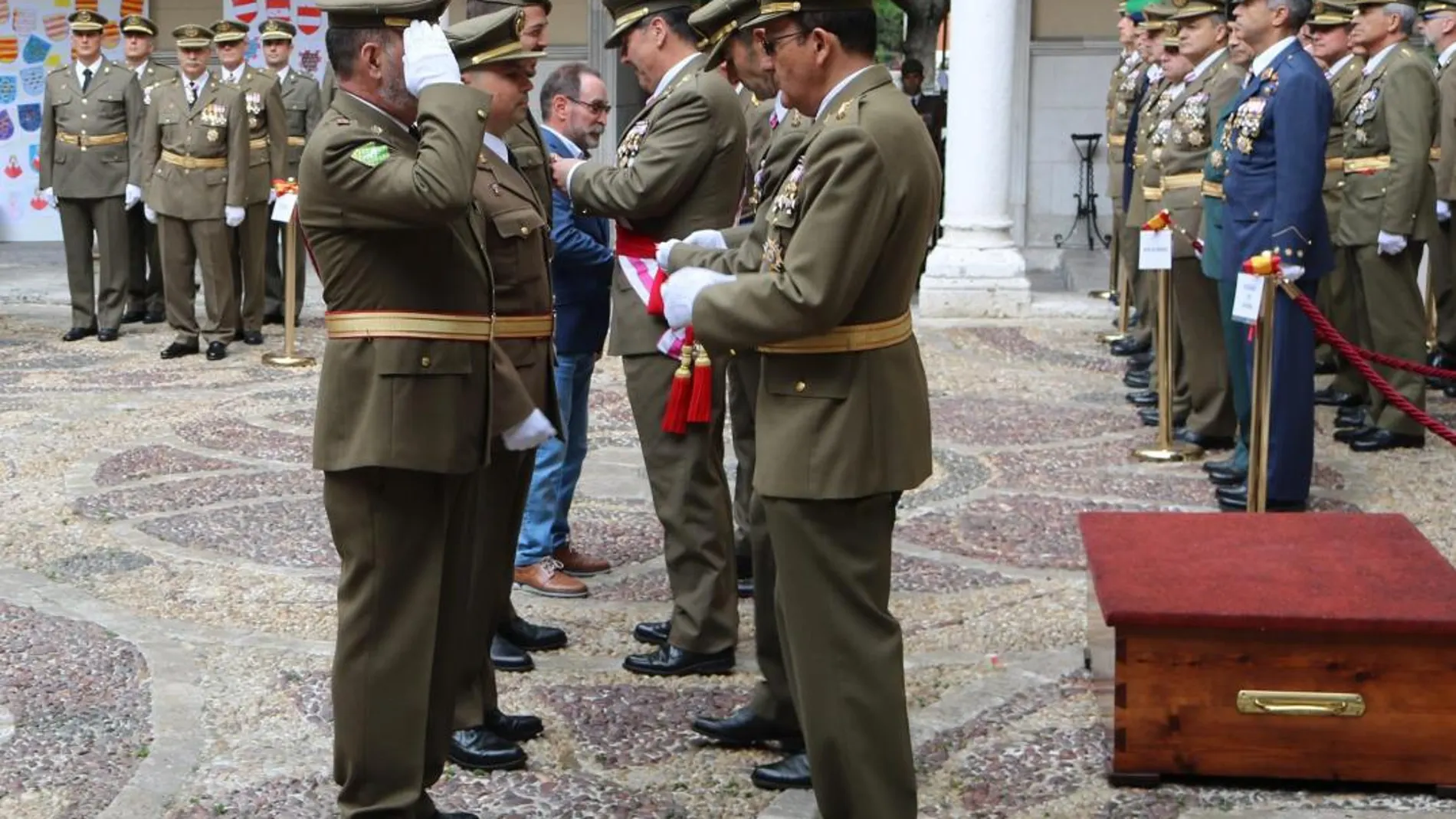 El jefe de la Cuarta Subinspección General del Ejército y Comandante militar de Valladolid y Palencia, José Rivas Moriana, impone condecoraciones a los miembros del Cuerpo de Ingenieros Politécnicos
