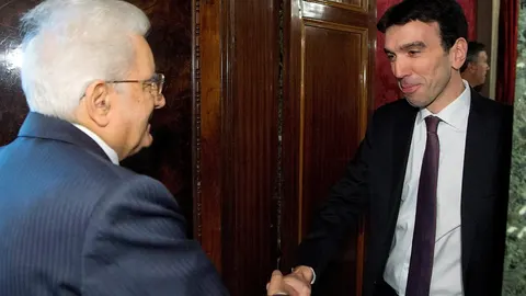 El presidente italiano, Sergio Mattarella, saluda al secretario del Partido Demócrata (PD), Maurizio Martina, hoy en Roma