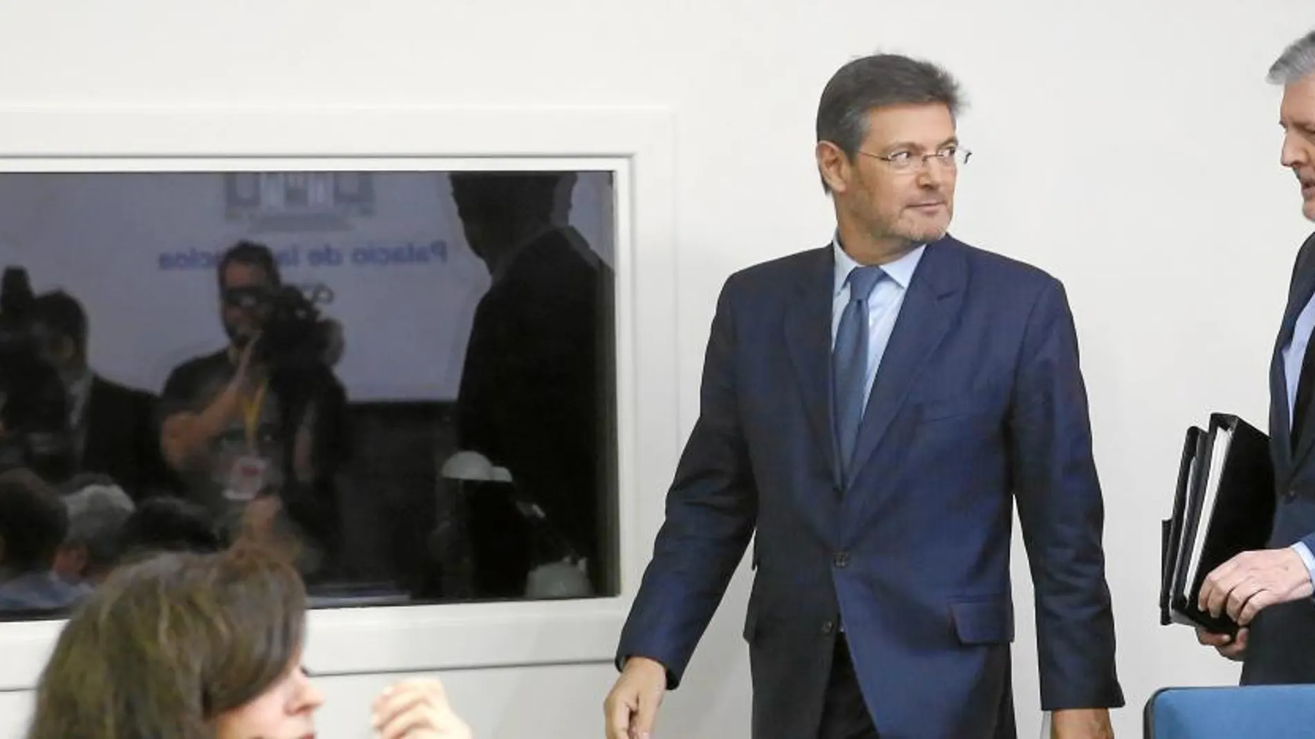 El ministro de Justicia, Rafael Catalá y el portavoz del Gobierno, Íñigo Méndez de Vigo, durante la rueda de prensa que han ofrecido en el Consejo de Ministros