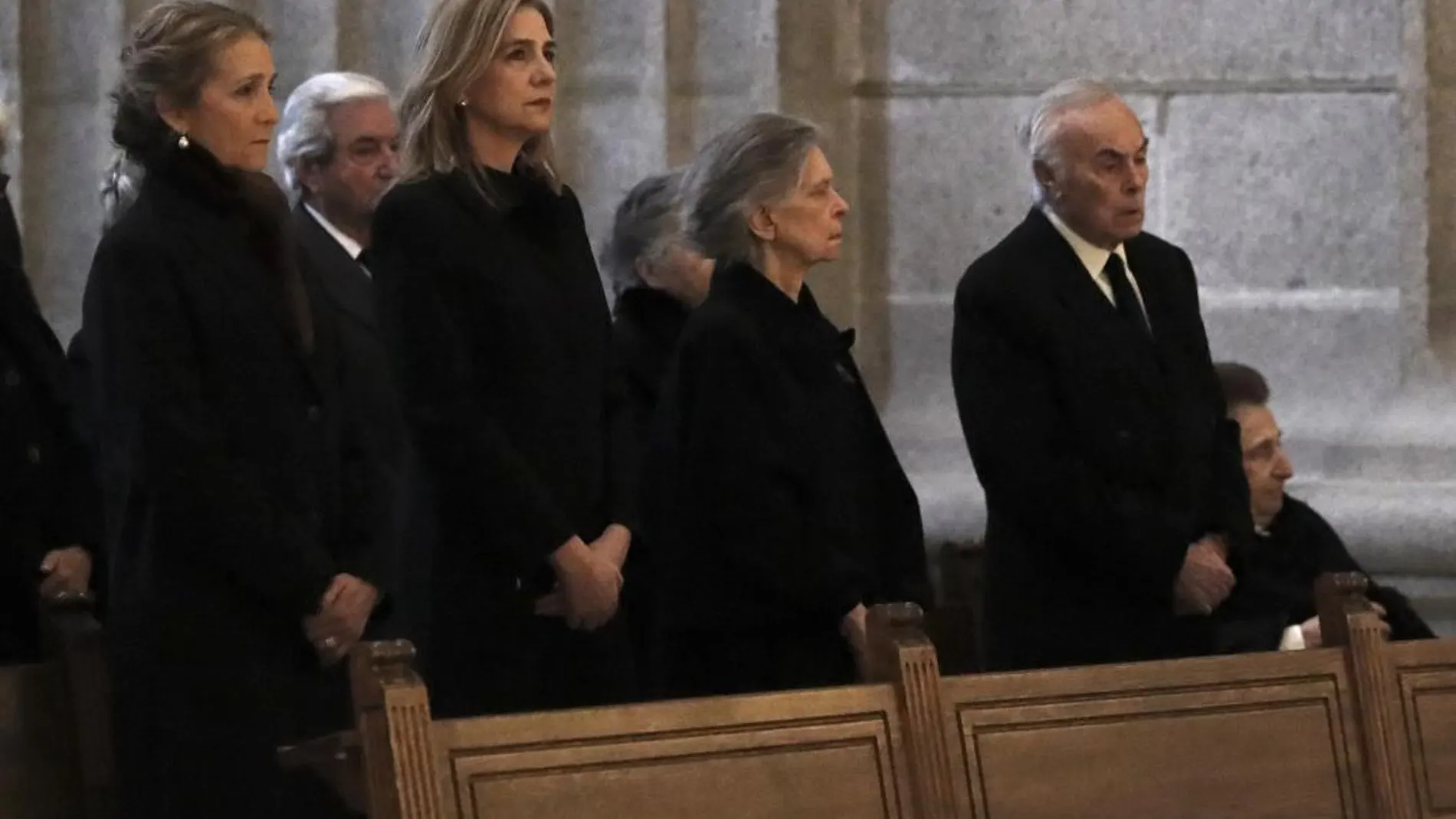 La infanta Cristina (2d), y la Infanta Elena (i), durante la misa por don Juan de Borbón en el 25 aniversario de su muerte