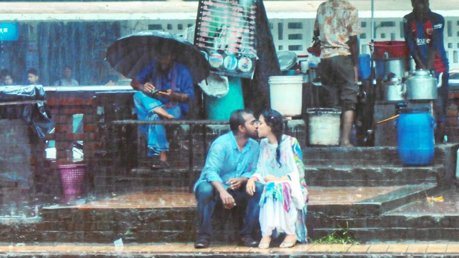 La fotografía de la pareja inmortalizada por Jibon Ahmed y que ha desencadenado una agria polémica en India / Instagram