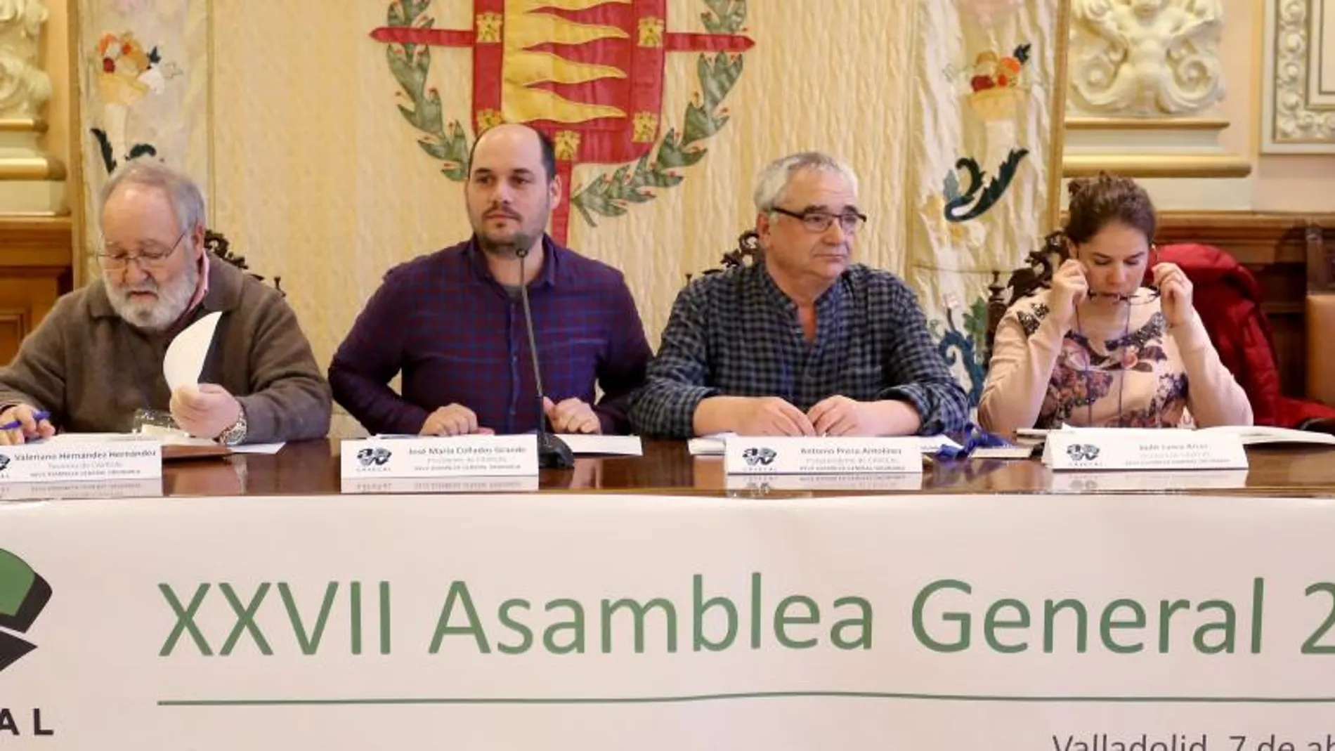 Chema Collados preside la Asamblea de la Federación de Asociaciones Vecinales de Castilla y León, ayer en Valladolid, en compañía del vicepresidente, Antonio Presa, y de los tesoreros Valeriano Hernández y Judit Lamas