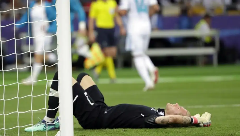 Loris Karius, tras encajar el gol de Bale durante la final de la Champions / Ap