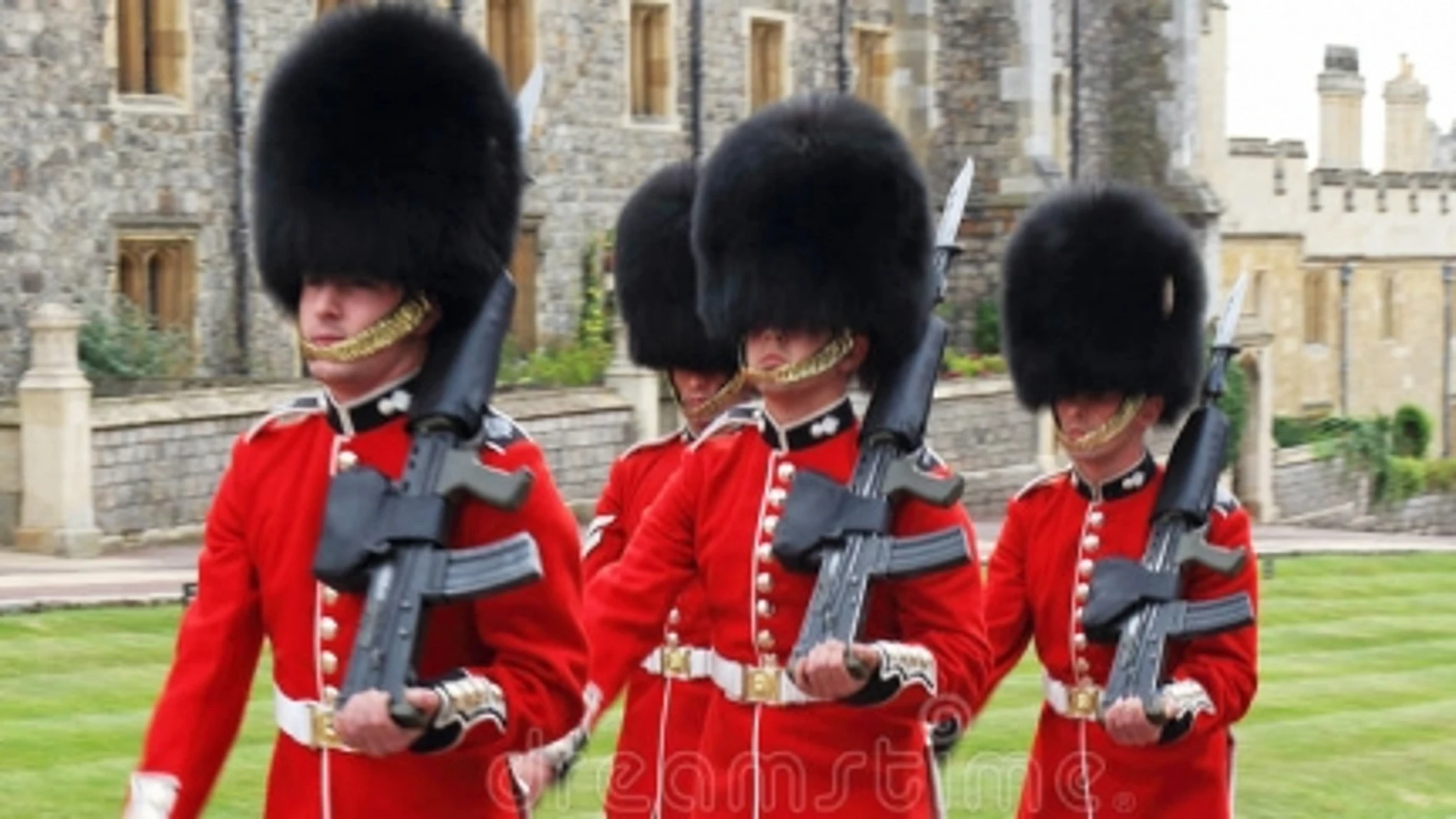Según informa Daily Mail, si alguien impide el paso de un soldado real, éste no detendrá su andar y gritará "Abrid la Guardia de la Reina"