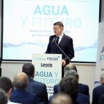 El presidente de la Generalitat, Ximo Puig, asistió ayer a la mesa redonda titulada «Agua y futuro», donde anunció que la Generalitat invertirá 1.000 millones de euros en un plan de modernización de regadíos (LA RAZÓN)