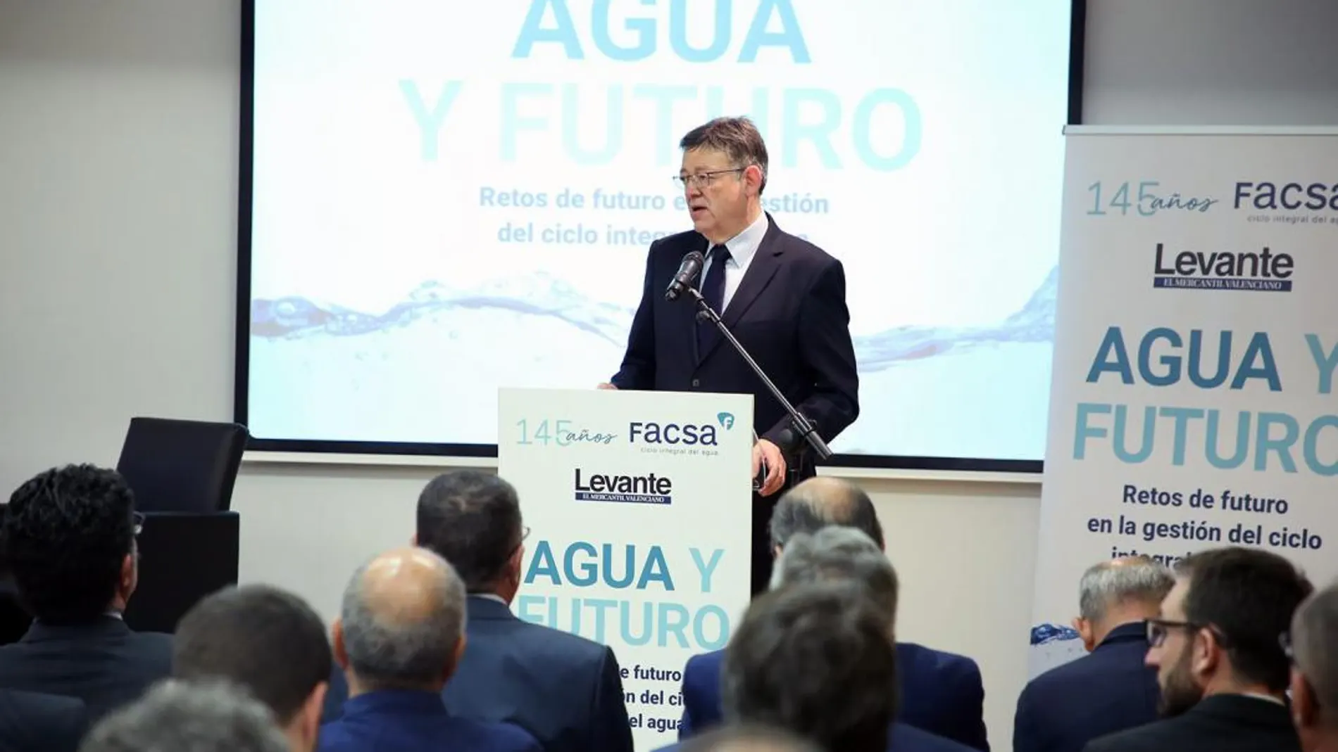 El presidente de la Generalitat, Ximo Puig, asistió ayer a la mesa redonda titulada «Agua y futuro», donde anunció que la Generalitat invertirá 1.000 millones de euros en un plan de modernización de regadíos (LA RAZÓN)