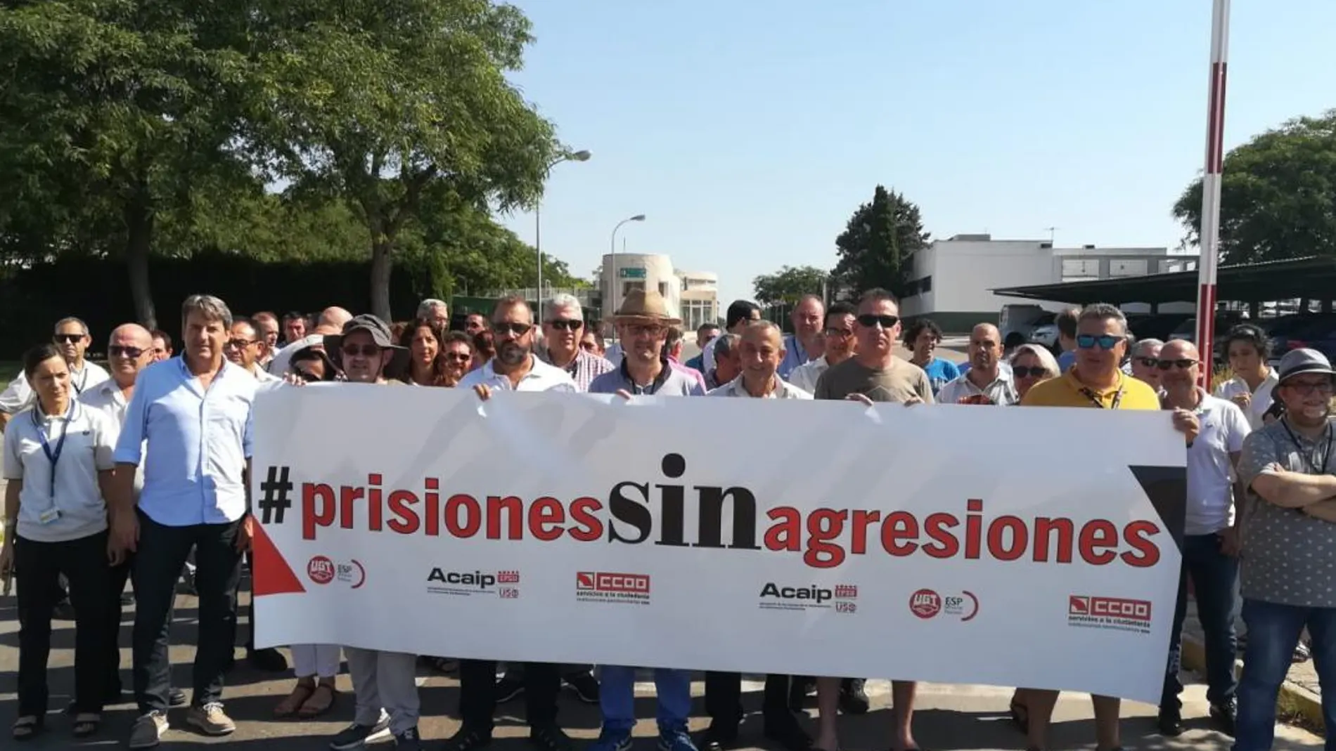 Los funcionarios de prisiones se concentraron en las cárceles valencianas y también en otros puntos de España para denunciar el aumento de las agresiones (LA RAZÓN)