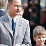 El príncipe Eduardo junto a su hijo James, vizconde de Severn. GETTY IMAGES