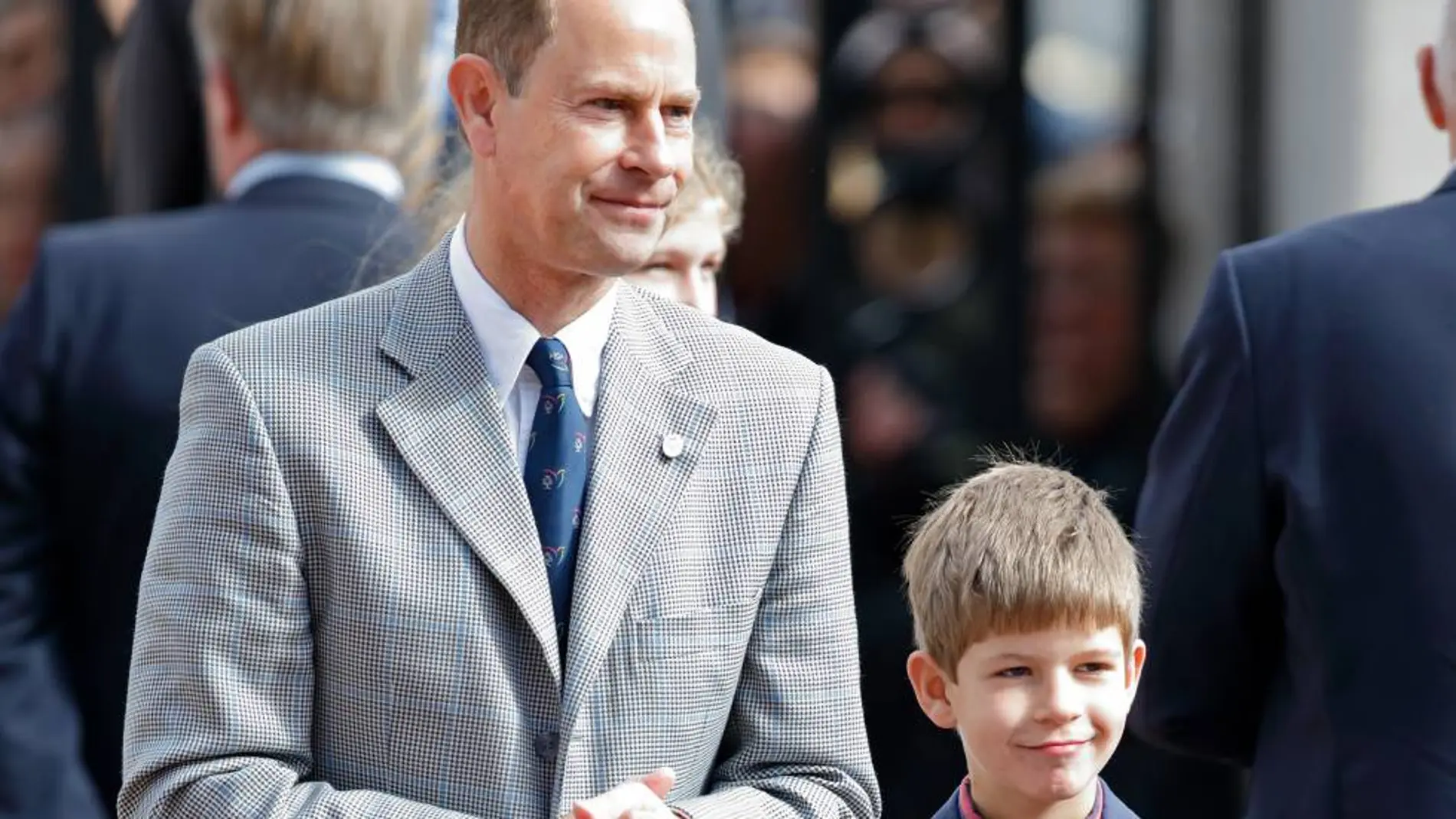 El príncipe Eduardo junto a su hijo James, vizconde de Severn. GETTY IMAGES