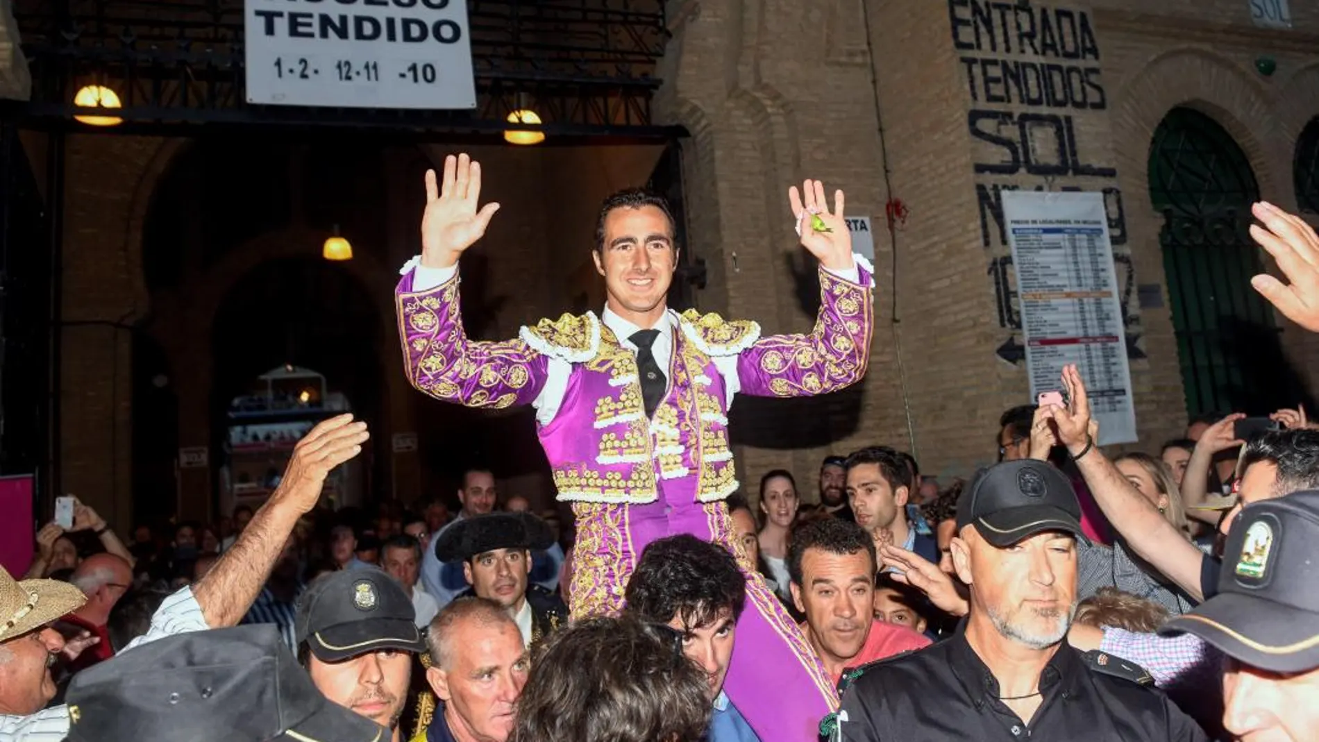 El Fandi saliendo a hombros por la Puerta Grande granadina / EFE