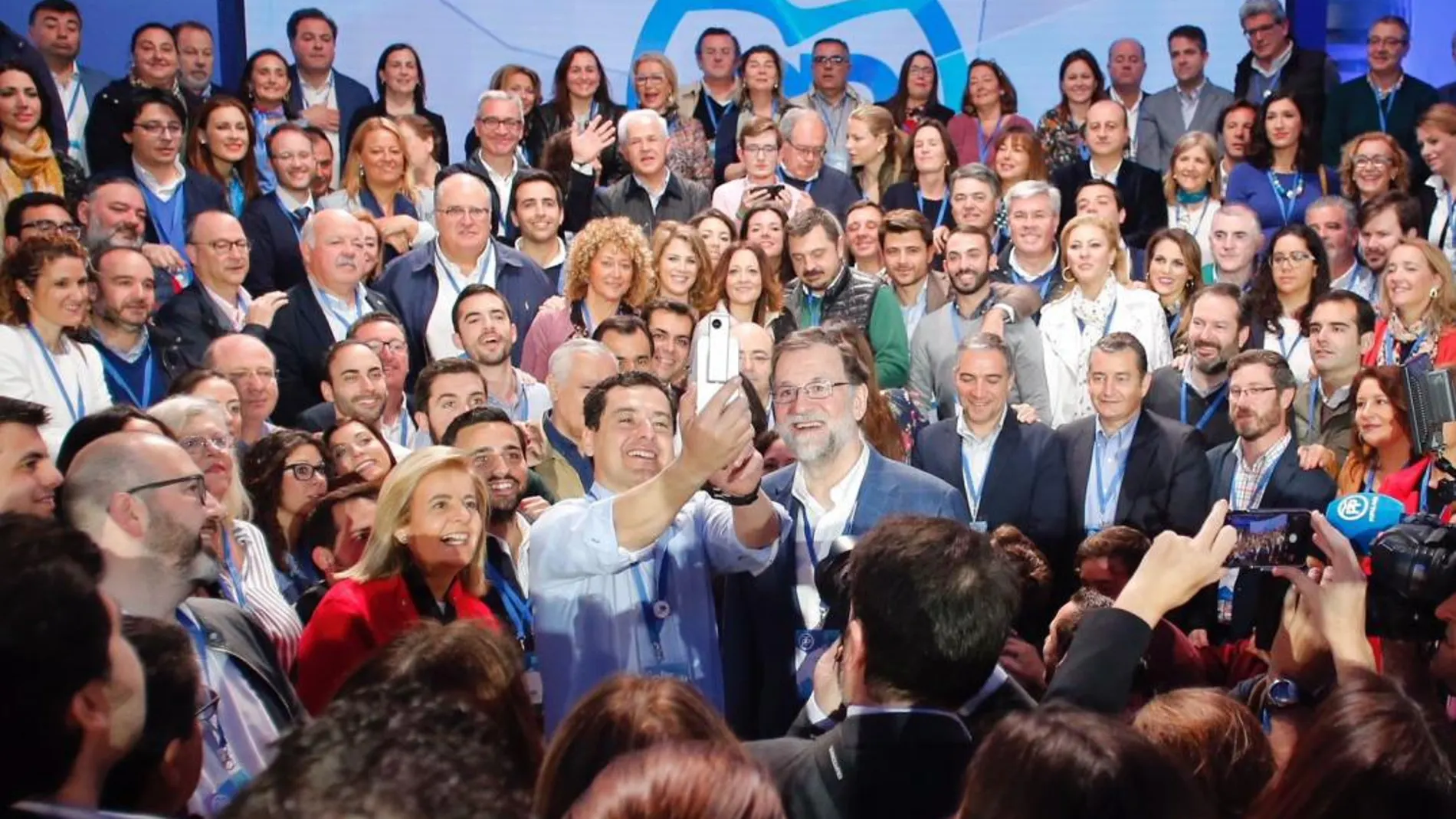 Juanma Moreno, junto al presidente del Gobierno, Mariano Rajoy, y a dirigentes del partido en la comunidad