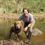 La investigadora Karen DeMatteo y el perro llamado Train tienen una misión: preservar el hábitat de varias especies de carnívoros en los bosques de Argentina / Cortesía de Karen DeMatteo
