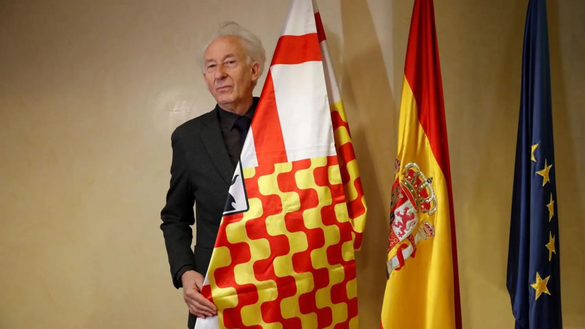 El dramaturgo y "presidente de Tabarnia en el exilio", Albert Boadella, posa, durante la rueda de prensa que ha ofrecido hoy en Madrid para valorar la situación política y social catalana