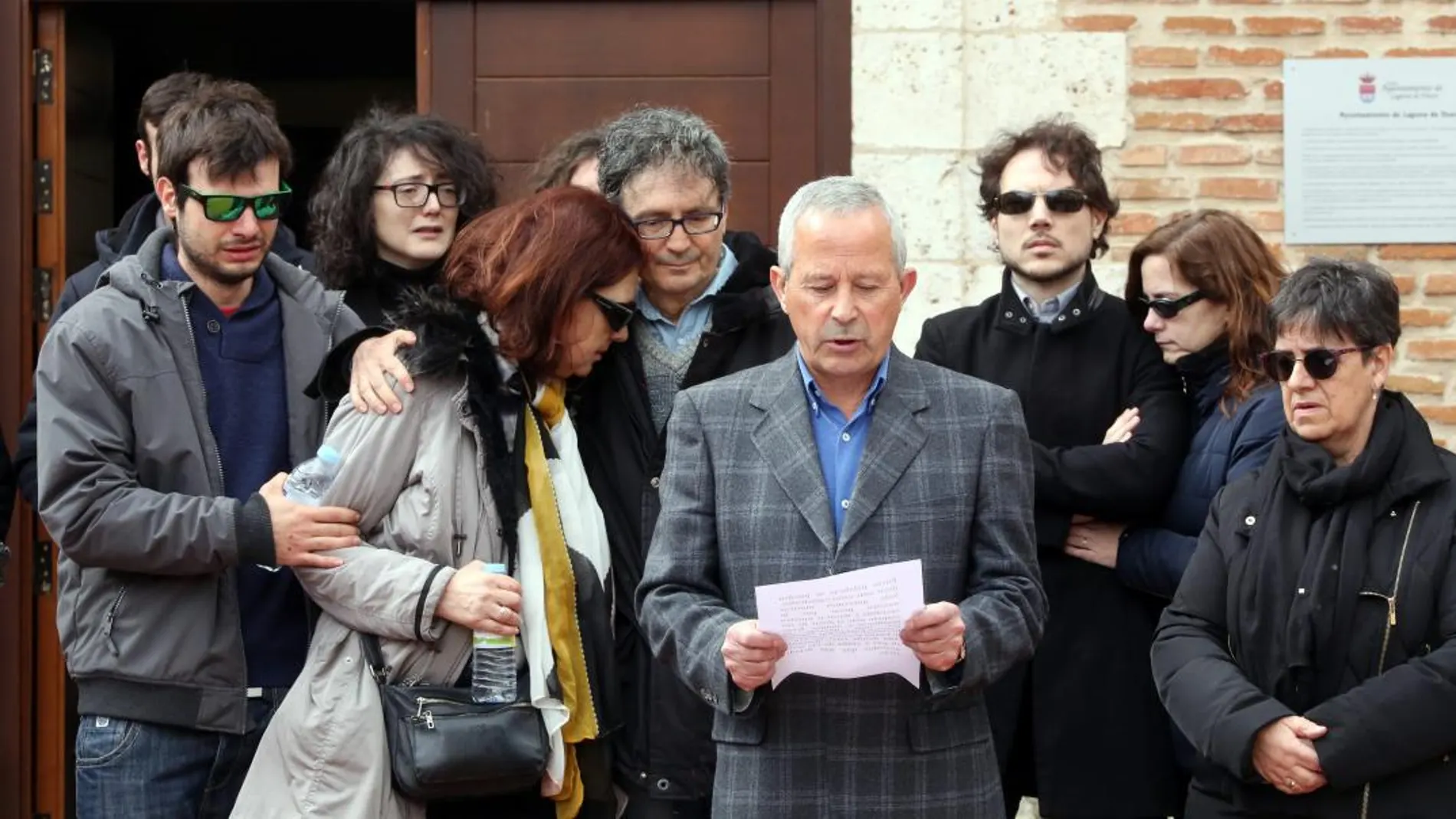 El alcalde de Laguna de Duero (Valladolid), Román Rodríguez, participa junto a decenas de personas en un minuto de silencio en memoria de la joven Irene Baladrón fallecida el sábado en un accidente en la Playa de las Catedrales (Lugo), junto a familiares de la joven fallecida