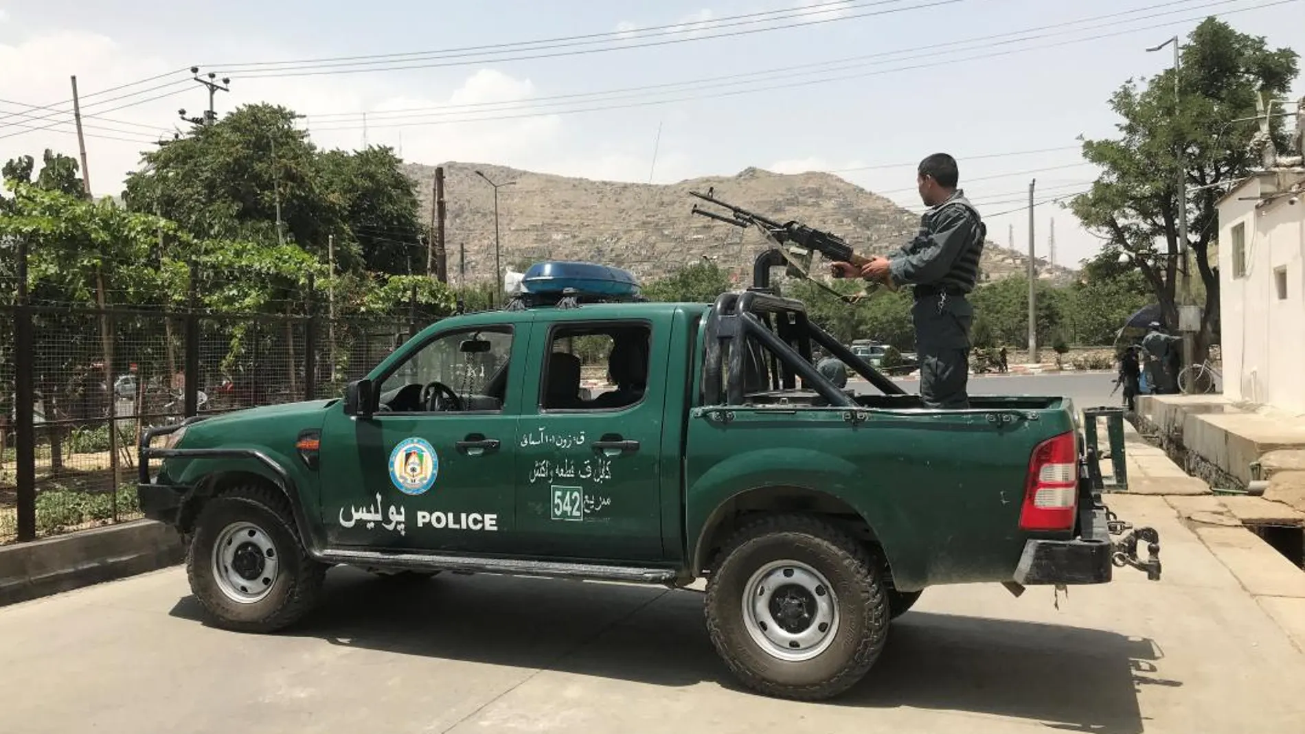 Un policía afgano en el lugar de la explosión en Kabul / Reuters