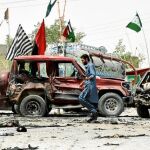 Los equipos antiterroristas recogen pruebas del atentado cometido ayer en la ciudad paquistaní de Quetta