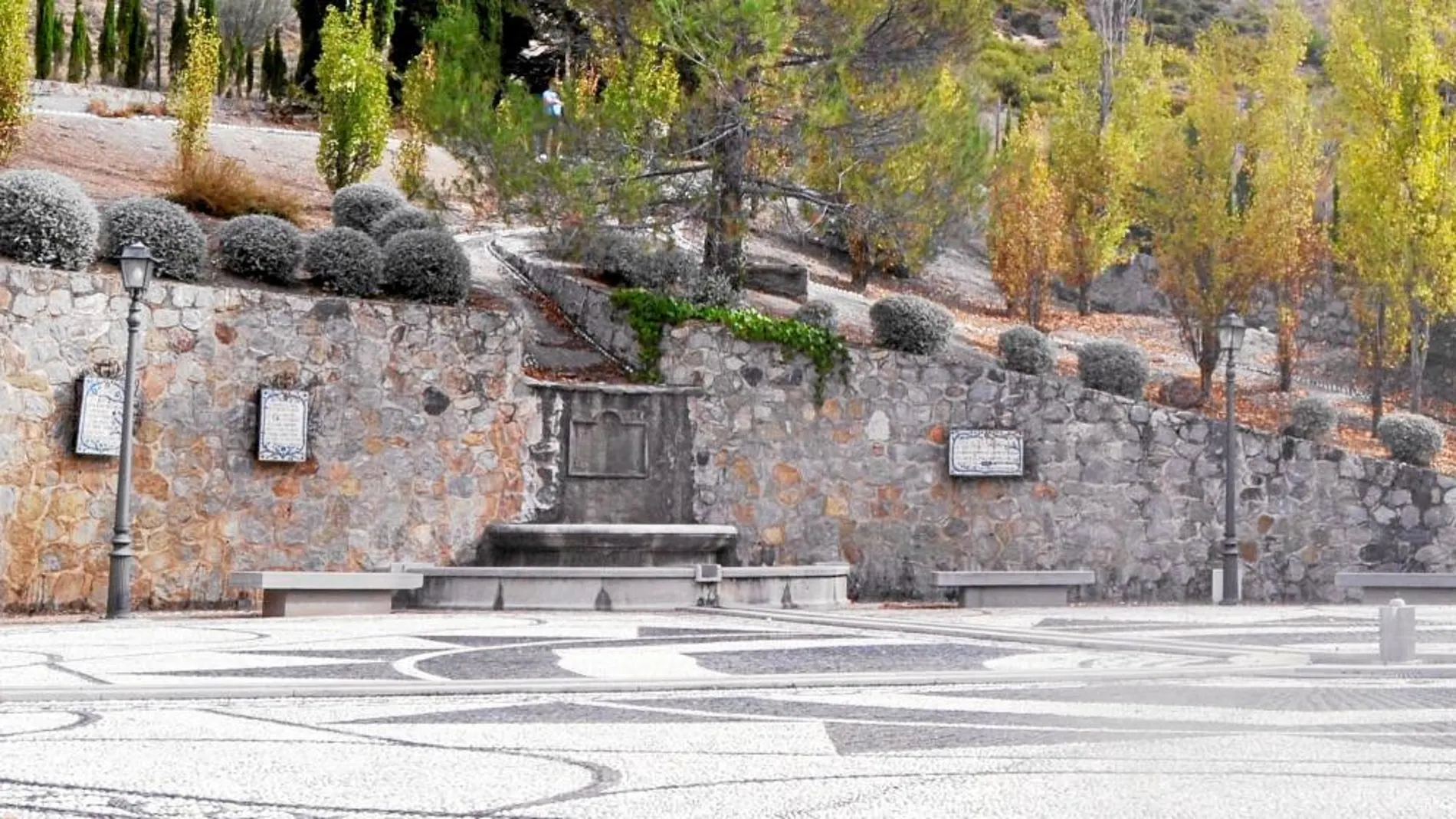 Imagen de la fuente del parque Federico García Lorca de Alfacar.
