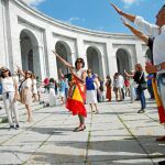 Manifestación en el Valle de los Caídos a favor de la permanencia de los restos del dictador, tras conocerse que el Gobierno iba a llevar a cabo su exhumación / Reuters