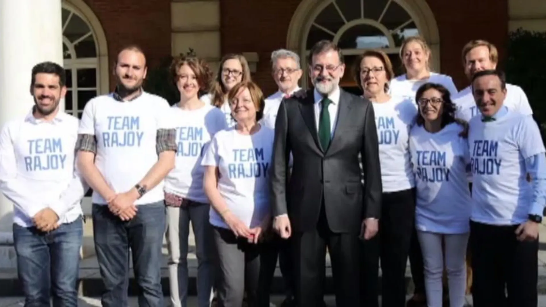 Rajoy con sus colaboradores más cercanos/Atlas