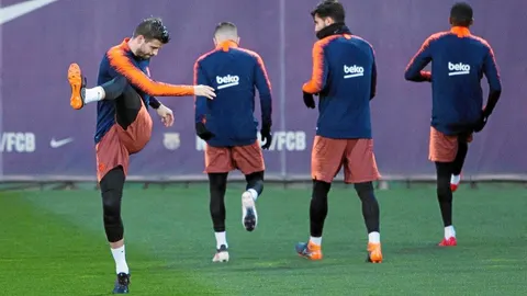 Piqué, que terminó «tocado» el pasado derbi, se entrenó ayer con aparente normalidad
