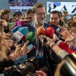 El presidente del Gobierno, Mariano Rajoy (c), acompañado del líder del PP andaluz, Juanma Moreno (d), atiende a los medios de comunicación