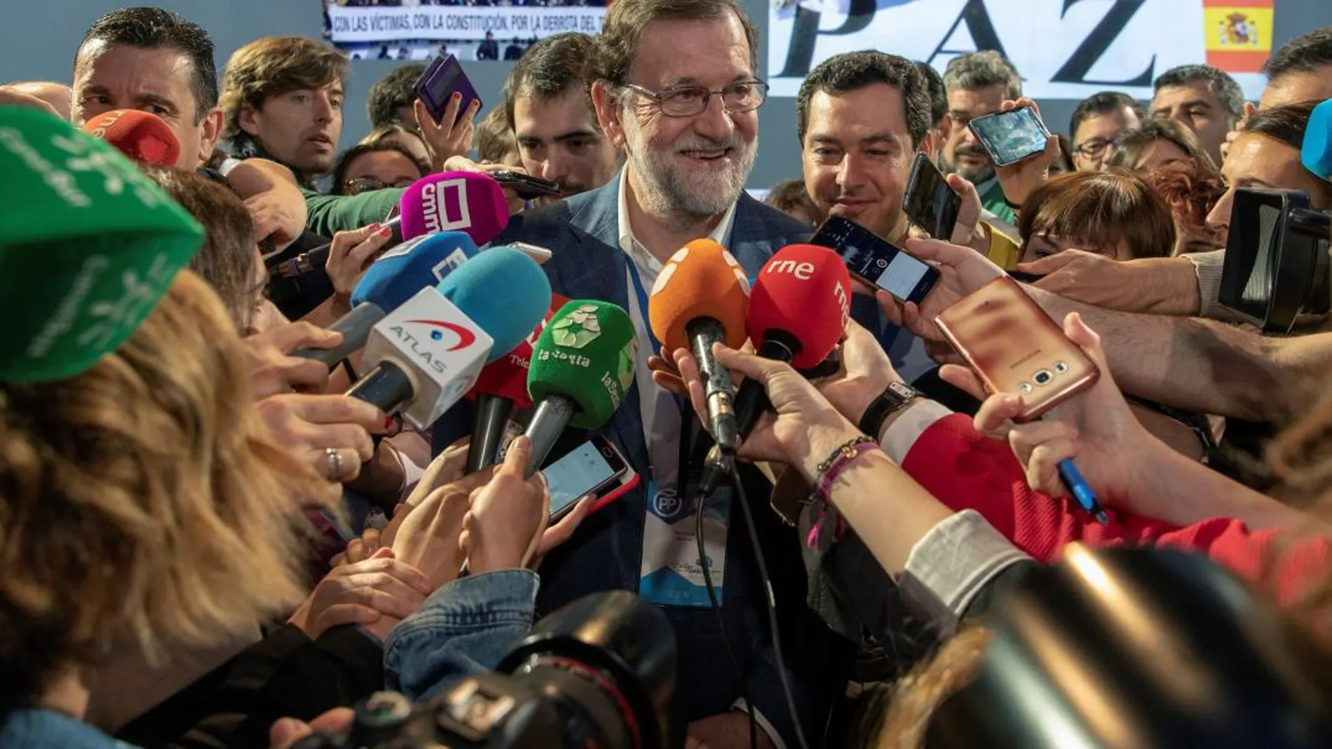 El presidente del Gobierno, Mariano Rajoy (c), acompañado del líder del PP andaluz, Juanma Moreno (d), atiende a los medios de comunicación