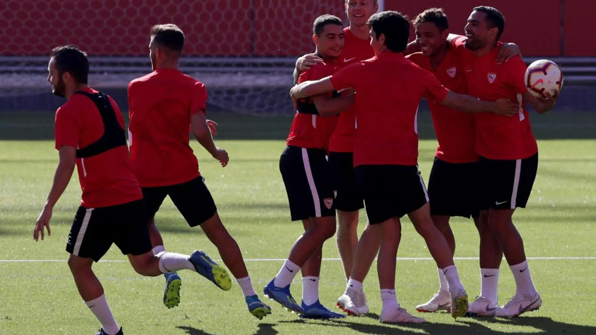 Varios jugadores del Sevilla, durante el entrenamiento de ayer (Foto: Efe)