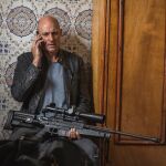 Mark Strong interpreta a Max Easton, un hombre que vuelve a la acción para vengar la muerte de su hijo