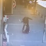 Momento en el que la mujer, de rodillas, se protege y pide ayuda mientras su ex marido la maltrata