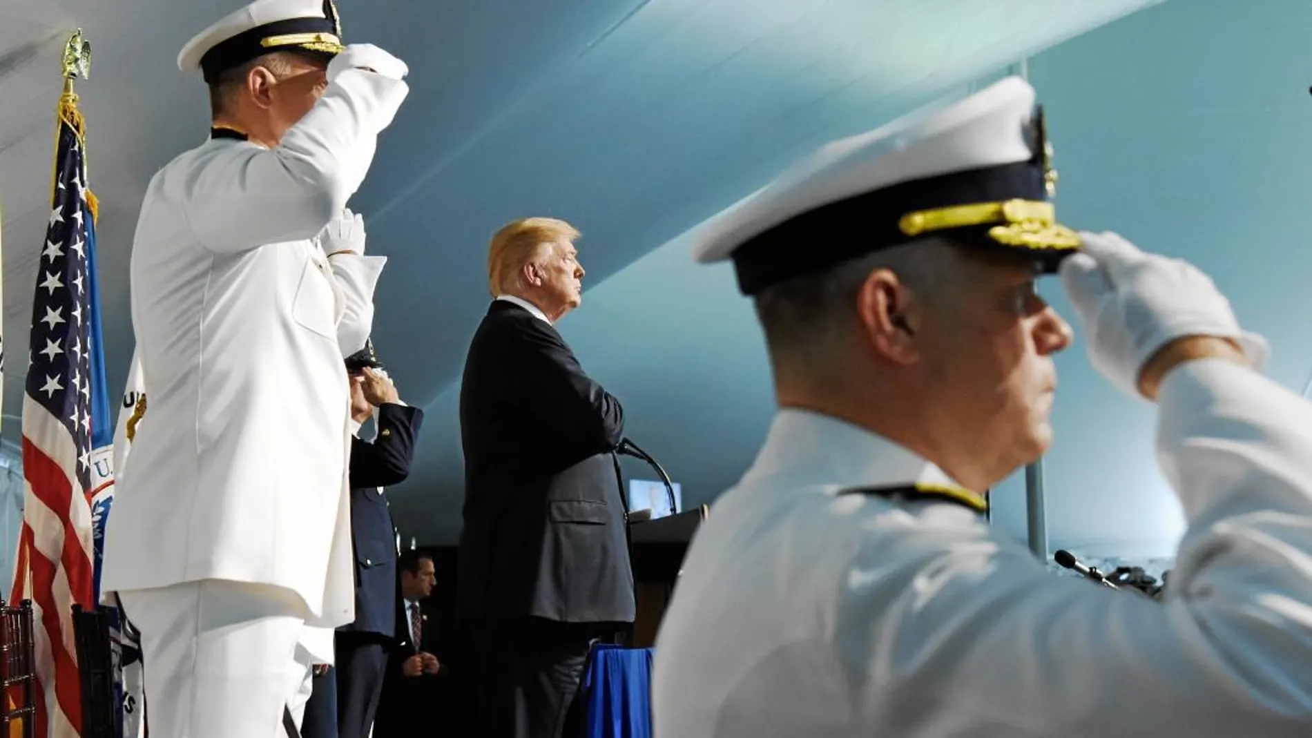 Donald Trump asiste en Washington a una ceremonia de los guardacostas / Efe