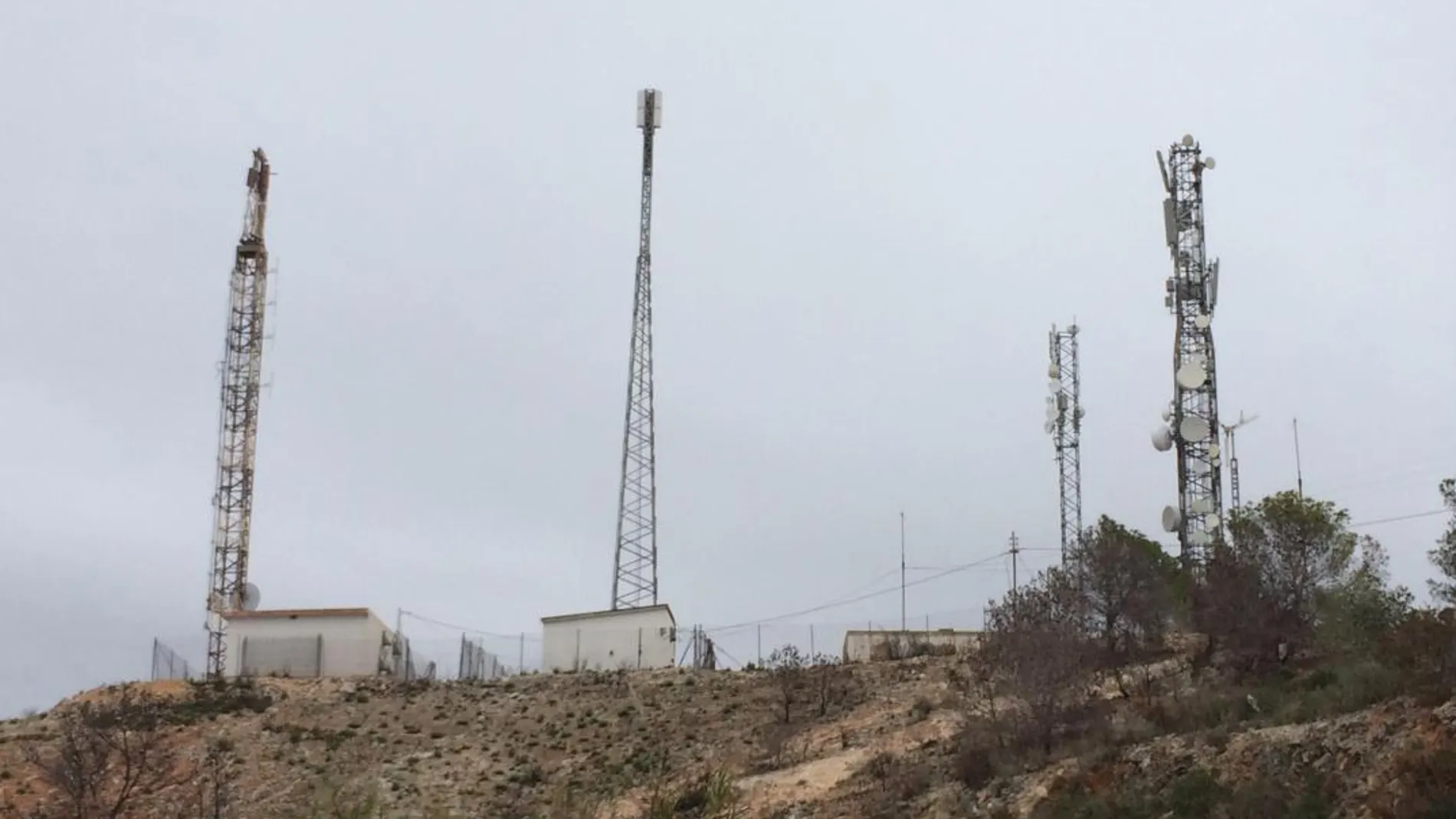Muchas de las emisoras que carecen de licencia emiten desde la sierra de Perenxisa, entre Torrente y Chiva