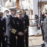 Felipe VI, acompañado por el Rey Juan Carlos, durante la visita realizada al Buque Escuela Juan Sebastián de Elcano en el Arsenal de La Carraca, San Fernando/Efe