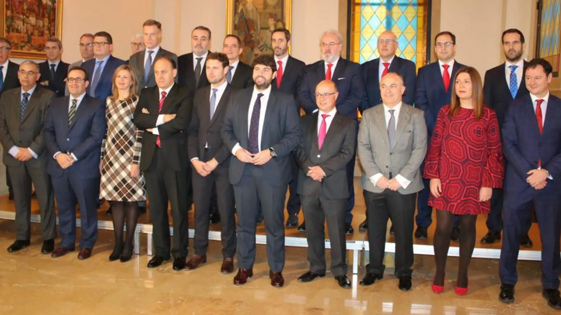 El jefe del Consejo de Gobierno, Fernando López Miras, ayer con los representantes del sector financiero en la inauguración del Observatorio de la Región, pionero en España