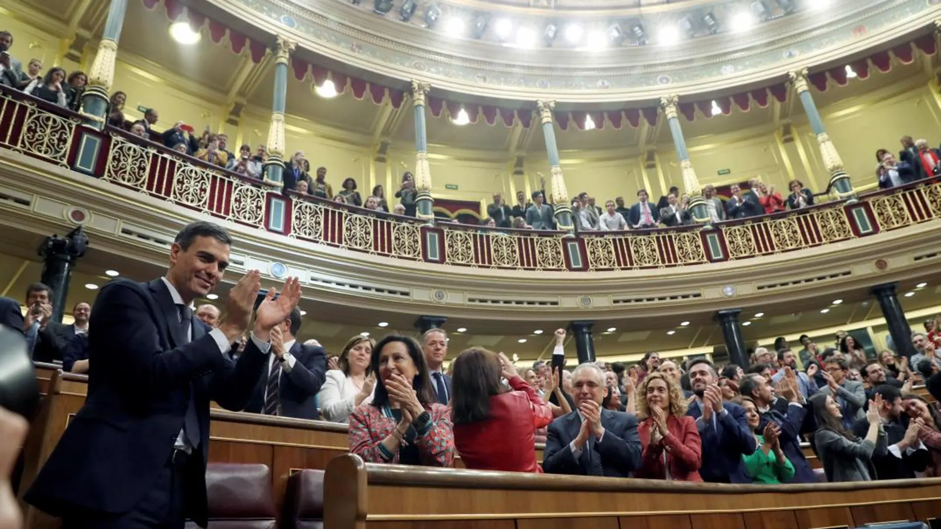 El secretario general del PSOE Pedro Sánchez, saluda al hemiciclo del Congreso. Foto: Efe