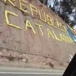 Los Mossos ayudan a un grupo de independentistas a colocar una estelada gigante