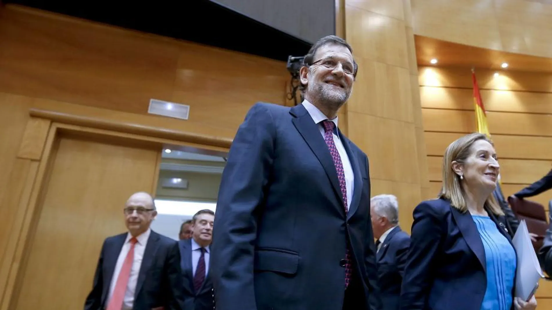 El presidente del Gobierno, Mariano Rajoy, y la ministra de Fomento, Ana Pastor, a su llegada al pleno celebrado esta tarde en el Senado, en Madrid.