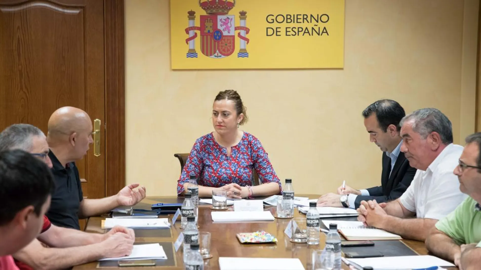 Un instante de la reunión entre la delegada del Gobierno, Virginia Barcones, con los líderes agrarios de Coag y UPA, Aurelio Pérez y Aurelio Gonzalez