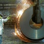 Un empleado corta una pieza de acero en la empresa Novolipetsk, en Pensilvania / Reuters