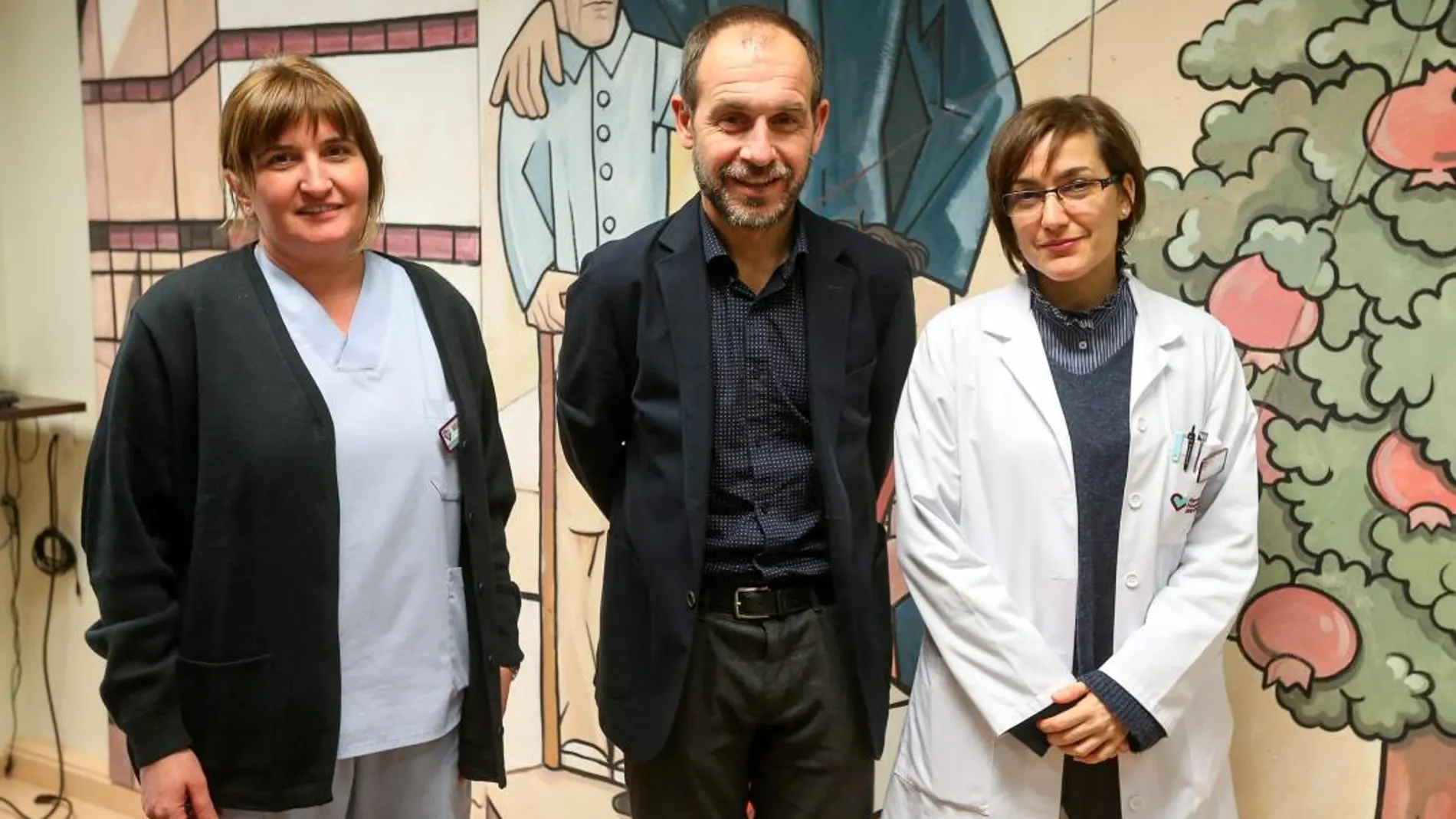 De izquierda a derecha la jefa de enfermería, Begoña Gutiérrez; el director gerente, Antonio Rodríguez; y la directora médica, Sira Morales