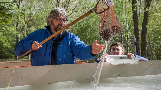 Dos técnicos trabajando en las labores de dragado del lago Banyoles en busca de la almeja asiática