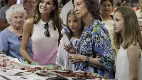 La Reina Letizia, y la Reina Sofía, junto a la princesa Leonor y la infanta Sofia pasean por la calle San Miguel en Palma de Mallorca. Foto: Alberto R. Roldán