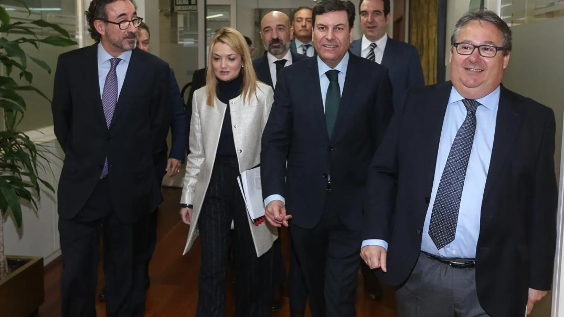 El consejero de Empleo, Carlos Fernández Carriedo, junto con los representantes de las nueve mutuas de Castilla y León con los que ha llegado a un acuerdo de colaboración